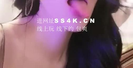 大胸妹精致高颜值的网红脸骚气十足，这么漂亮服务态度又好的妹子哪里找，小哥搞一会就软了，妹子不知疲倦的口交努力让小弟重新举起